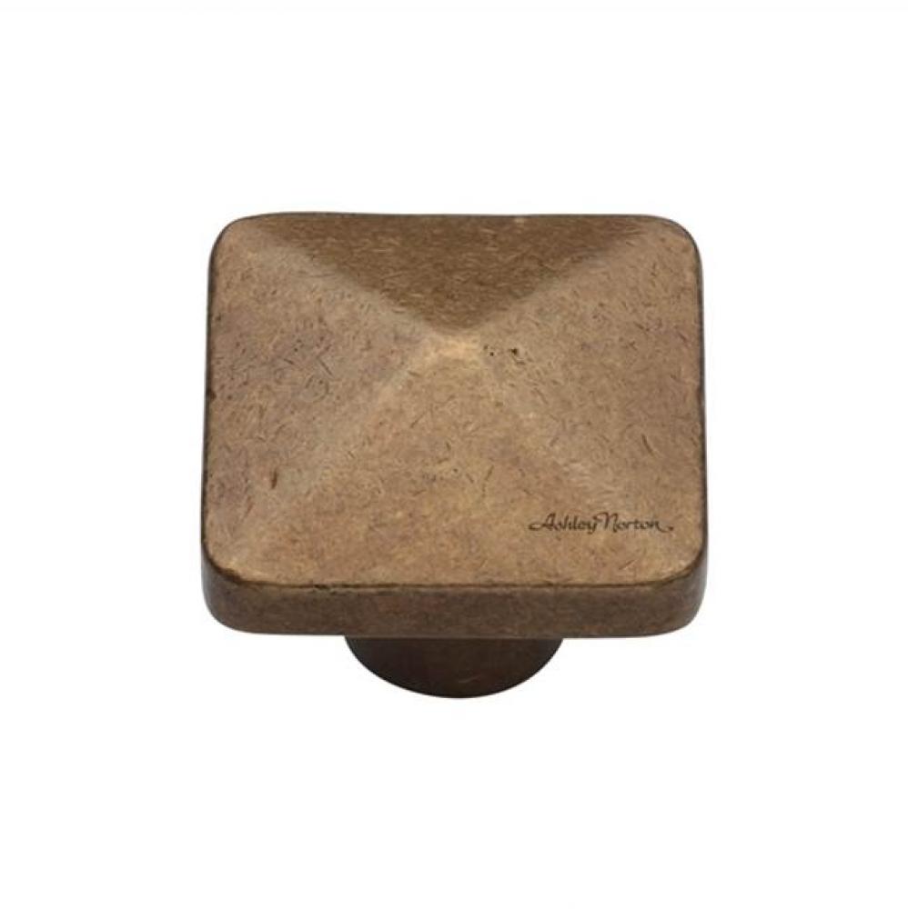 1 1/4'' Pyramid Knob